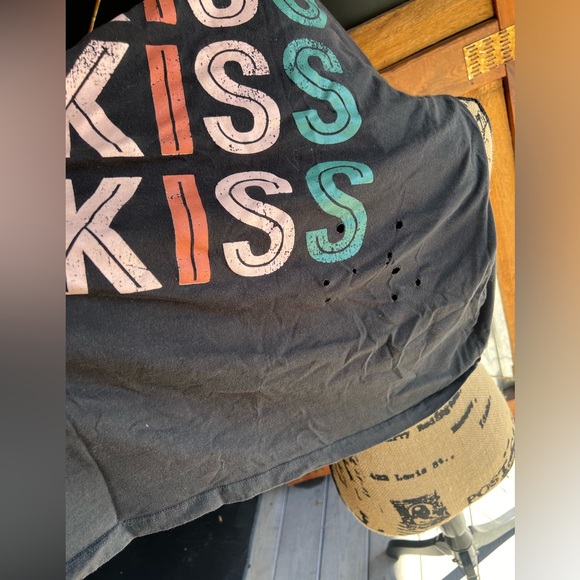 Distressed Tee “KISS” - Picture 7 of 8